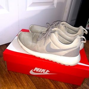 Nike roshe size 8.5